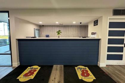 Super 8 by Wyndham Orlando Near Florida Mall - image 2