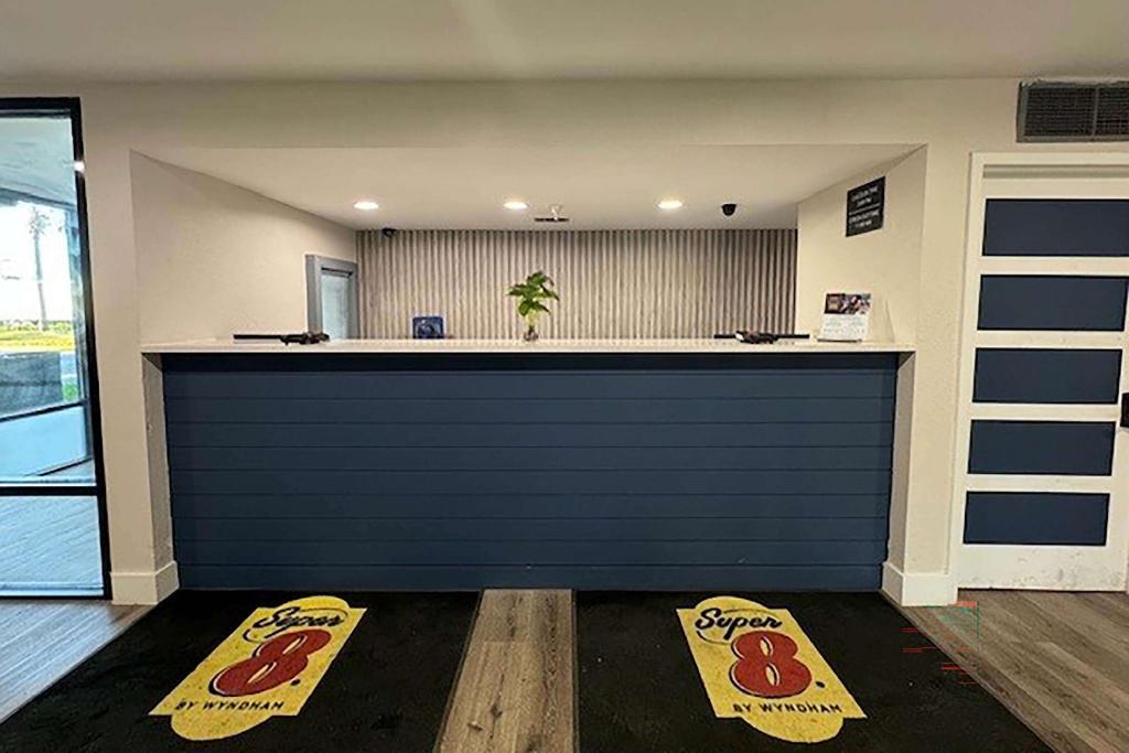 Super 8 by Wyndham Orlando Near Florida Mall - image 2