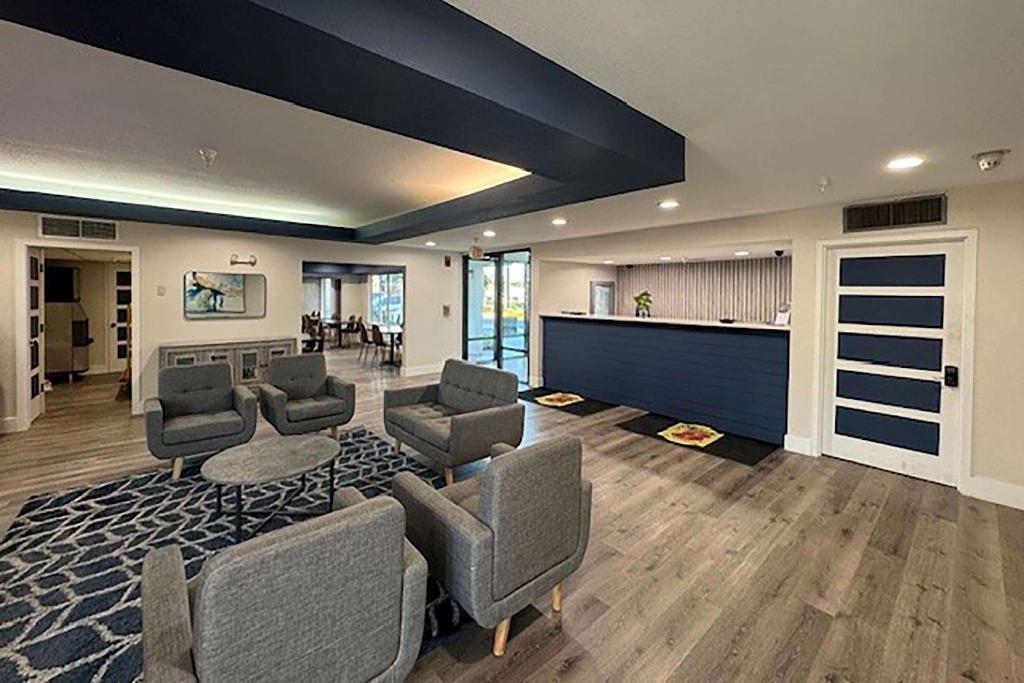 Super 8 by Wyndham Orlando Near Florida Mall - image 3