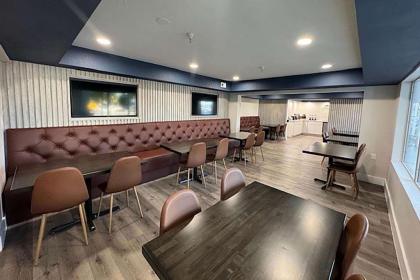 Super 8 by Wyndham Orlando Near Florida Mall - image 4