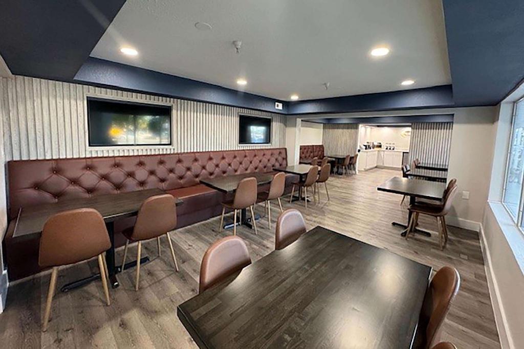 Super 8 by Wyndham Orlando Near Florida Mall - image 4