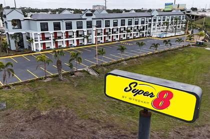 Super 8 by Wyndham Orlando Near Florida Mall - image 6