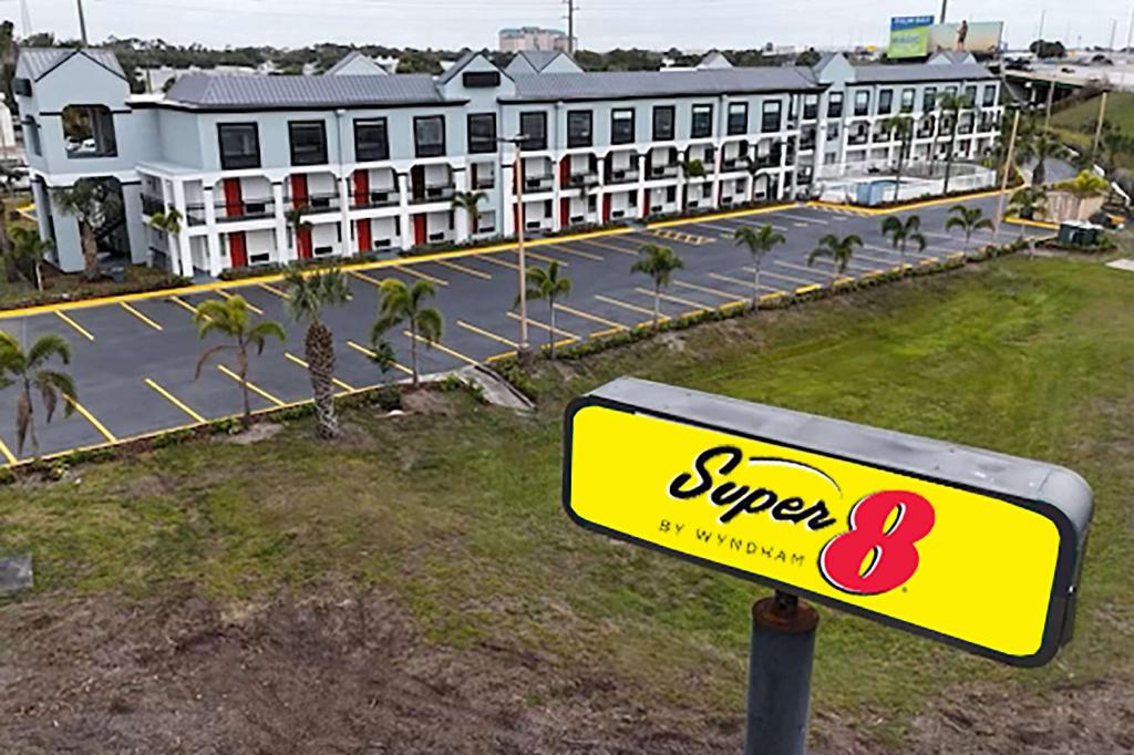 Super 8 by Wyndham Orlando Near Florida Mall - image 6