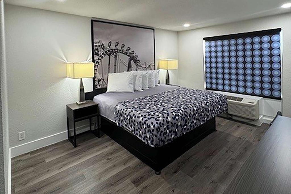 Super 8 by Wyndham Orlando Near Florida Mall - image 7