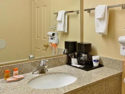 Howard Johnson by Wyndham Airport Florida Mall - image 2