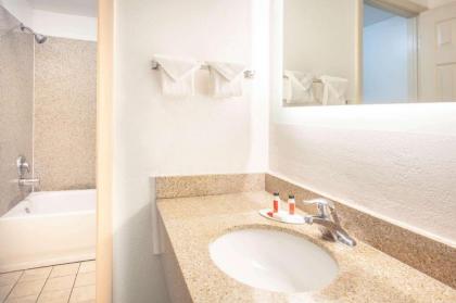 Howard Johnson by Wyndham Airport Florida Mall - image 3