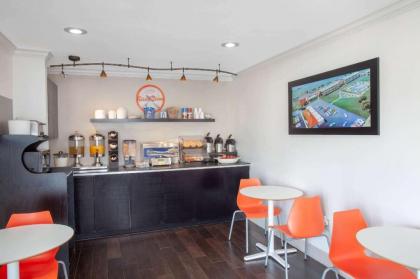 Howard Johnson by Wyndham Airport Florida Mall - image 5