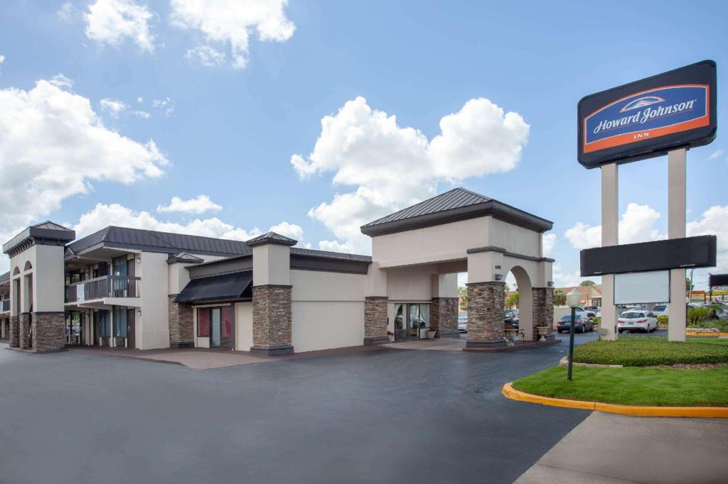 Howard Johnson by Wyndham Airport Florida Mall - image 6