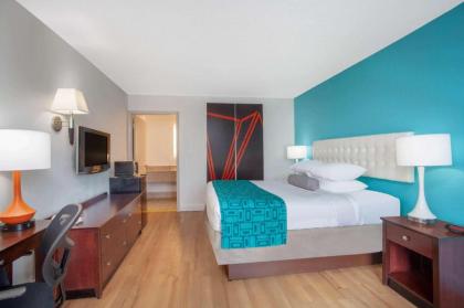 Howard Johnson by Wyndham Airport Florida Mall - image 9