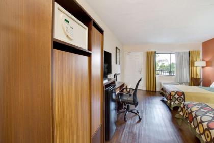 Super 8 by Wyndham Orlando International Drive - image 12