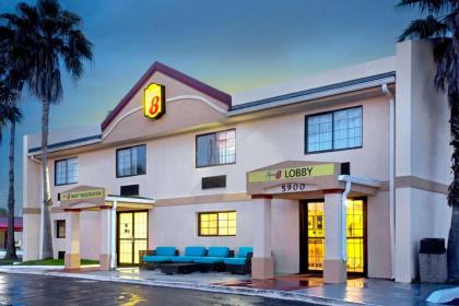 Super 8 by Wyndham Orlando International Drive - image 13
