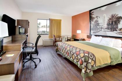 Super 8 by Wyndham Orlando International Drive - image 8