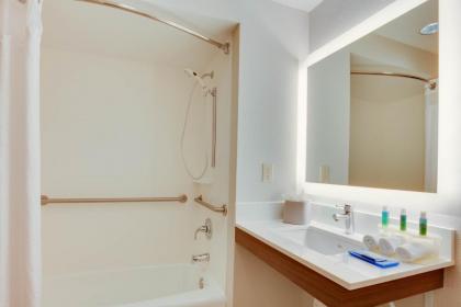 Holiday Inn Express & Suites Orlando International Airport - image 13