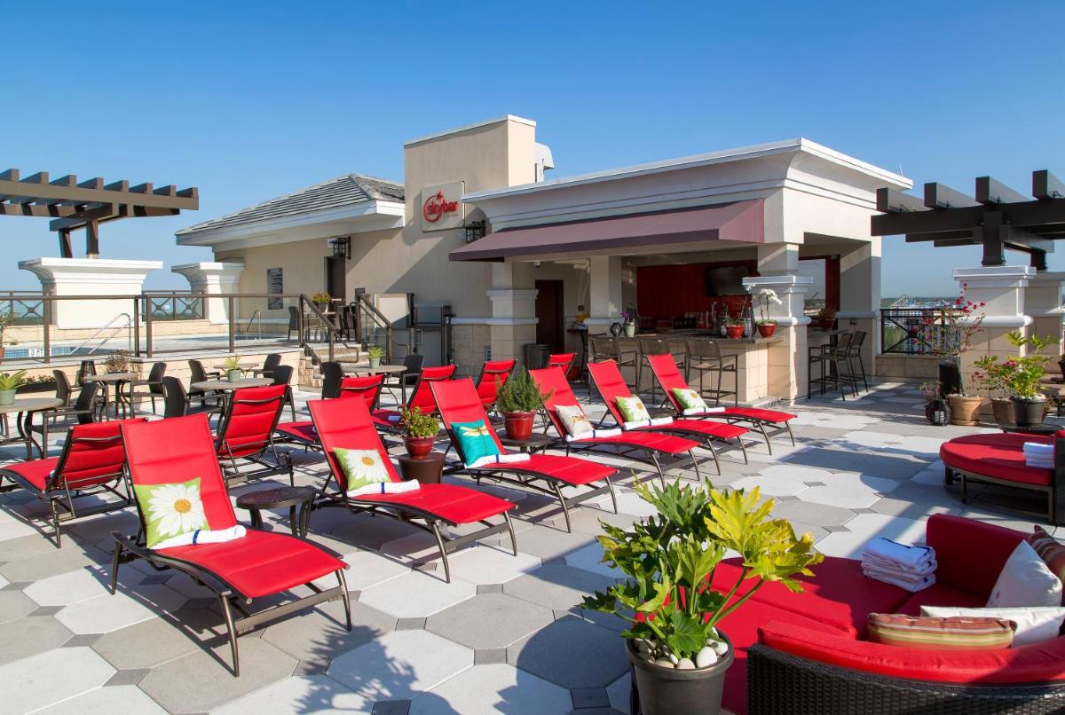 The Suites at Ramada Plaza - image 4