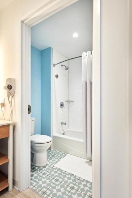Universal's Endless Summer Resort - Dockside Inn and Suites - image 16