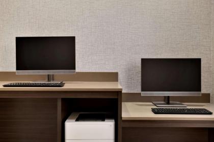 La Quinta Inn & Suites by Wyndham Orlando IDrive Theme Parks - image 10