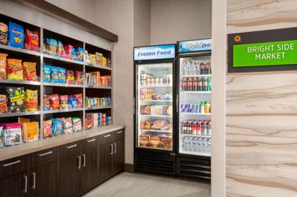 La Quinta Inn & Suites by Wyndham Orlando IDrive Theme Parks - image 11