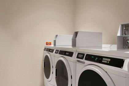 La Quinta Inn & Suites by Wyndham Orlando IDrive Theme Parks - image 12