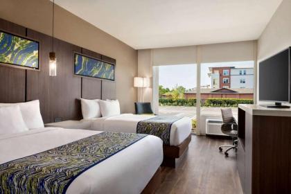 La Quinta Inn & Suites by Wyndham Orlando IDrive Theme Parks - image 16