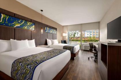 La Quinta Inn & Suites by Wyndham Orlando IDrive Theme Parks - image 17