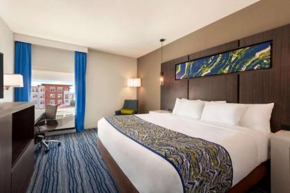 La Quinta Inn & Suites by Wyndham Orlando IDrive Theme Parks - image 19