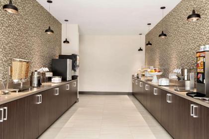 La Quinta Inn & Suites by Wyndham Orlando IDrive Theme Parks - image 2