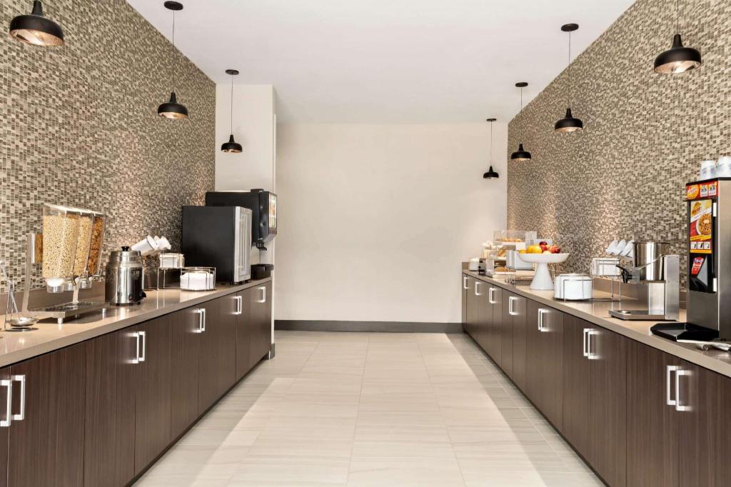 La Quinta Inn & Suites by Wyndham Orlando IDrive Theme Parks - image 2