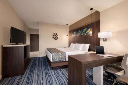 La Quinta Inn & Suites by Wyndham Orlando IDrive Theme Parks - image 22