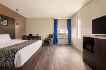 La Quinta Inn & Suites by Wyndham Orlando IDrive Theme Parks - image 26