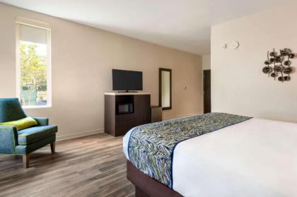 La Quinta Inn & Suites by Wyndham Orlando IDrive Theme Parks - image 27