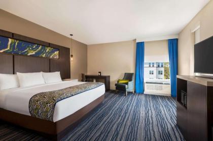 La Quinta Inn & Suites by Wyndham Orlando IDrive Theme Parks - image 28