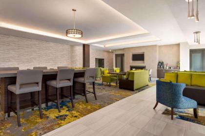 La Quinta Inn & Suites by Wyndham Orlando IDrive Theme Parks - image 3
