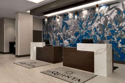 La Quinta Inn & Suites by Wyndham Orlando IDrive Theme Parks - image 4