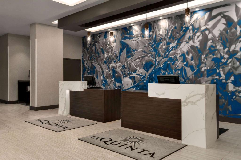 La Quinta Inn & Suites by Wyndham Orlando IDrive Theme Parks - image 4