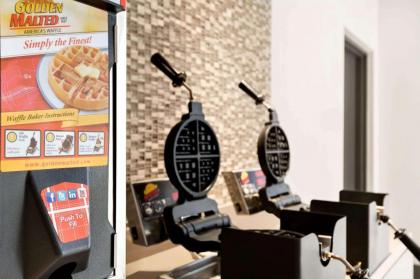 La Quinta Inn & Suites by Wyndham Orlando IDrive Theme Parks - image 6
