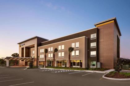La Quinta Inn & Suites by Wyndham Orlando IDrive Theme Parks - image 8