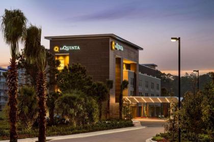 La Quinta Inn & Suites by Wyndham Orlando IDrive Theme Parks - image 9
