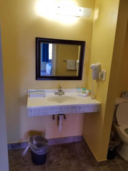 Shining Light Inn & Suites - image 6