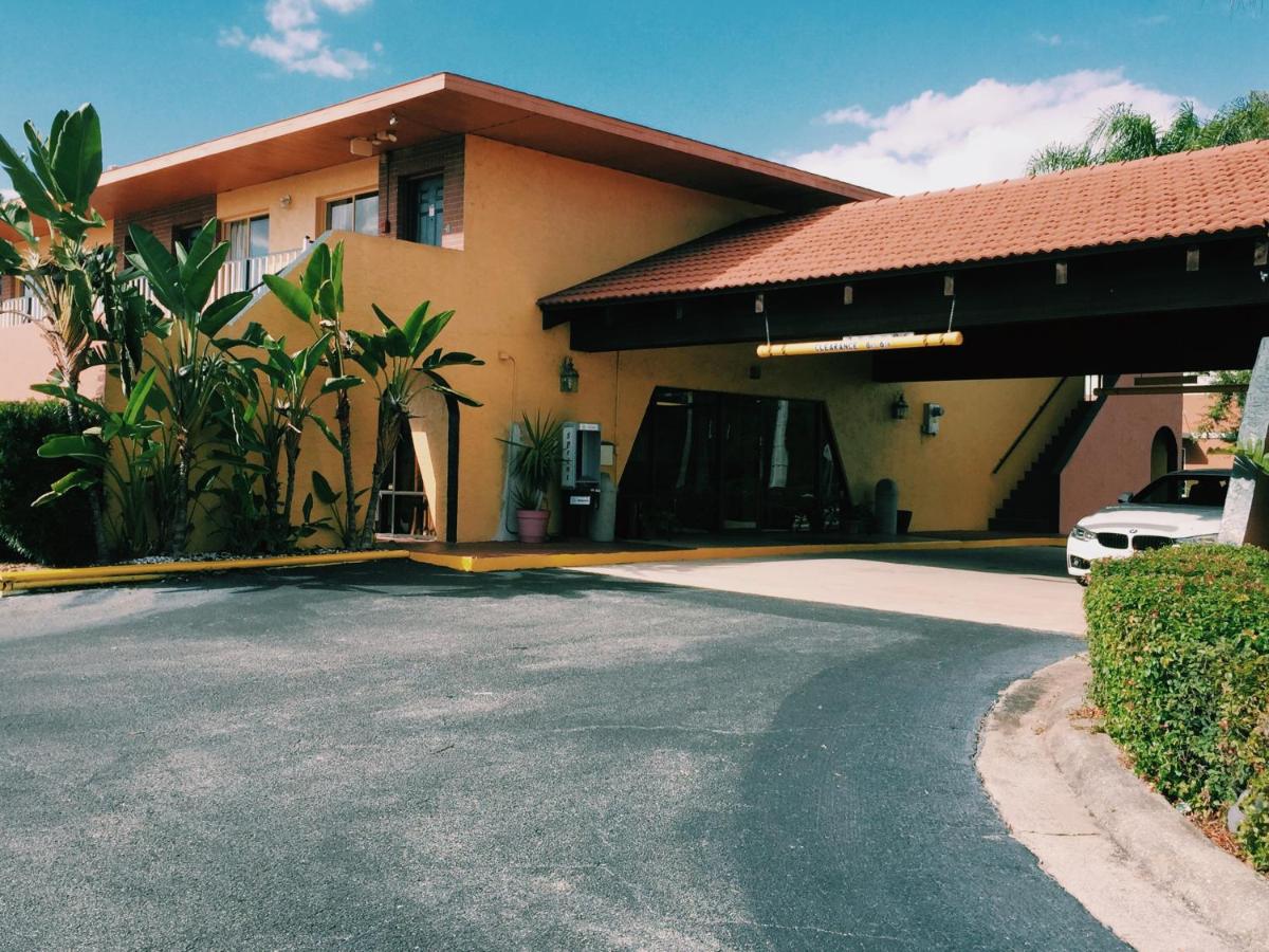 Red Carpet Inn Kissimmee - image 5
