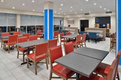 Holiday Inn Express Orlando South Park - image 27