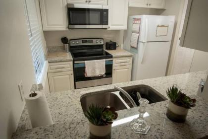 Spacious Home Close to Attractions Sleeps 4 - image 19