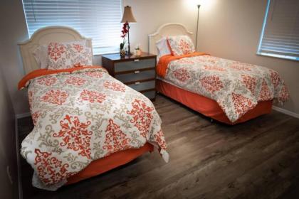Spacious Home Close to Attractions Sleeps 4 - image 21