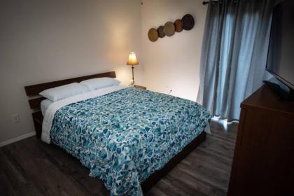 Spacious Home Close to Attractions Sleeps 4 - image 3
