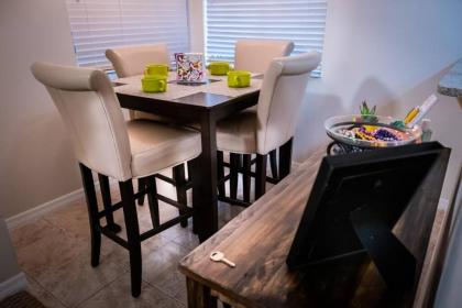 Spacious Home Close to Attractions Sleeps 4 - image 4
