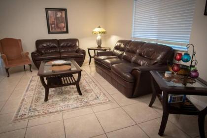 Spacious Home Close to Attractions Sleeps 4 - image 5