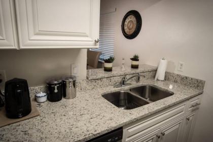 Spacious Home Close to Attractions Sleeps 4 - image 6