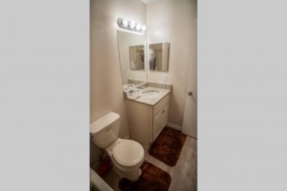 Spacious Home Close to Attractions Sleeps 4 - image 7
