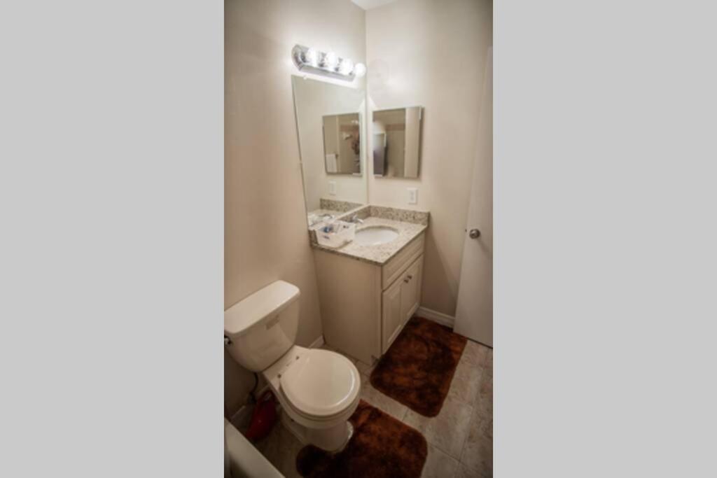 Spacious Home Close to Attractions Sleeps 4 - image 7