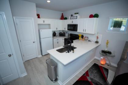 Pet Friendly Modern Zen Studio Retreat with Hot Tub! home - image 10