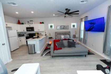 Pet Friendly Modern Zen Studio Retreat with Hot Tub! home - image 16